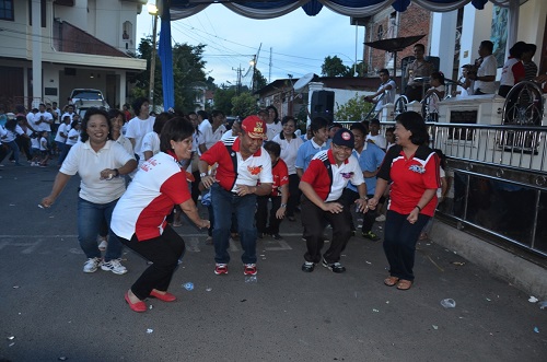 Kansil dan Marpaung Larut Dalam Tarian Pato-Pato